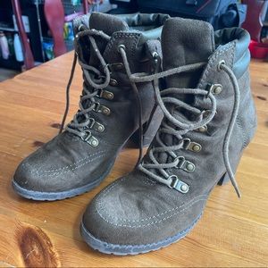 3/$20 🌟 Faux suede brown bootie laced heels